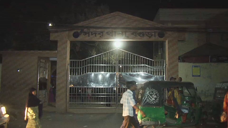 বগুড়ায় পরিত্যক্ত ঘর থেকে খাদ্যবান্ধব কর্মসূচির ৩৩ বস্তা চাল উদ্ধার