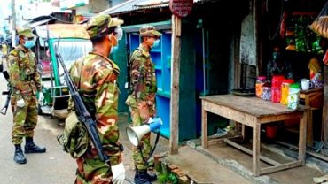 লকডাউন নিশ্চিত করতে পূর্ব রাজাবাজারে জোরদার হচ্ছে সেনাটহল টহলরত সেনাসদস্যরা। ছবি- আইএসপিআর।