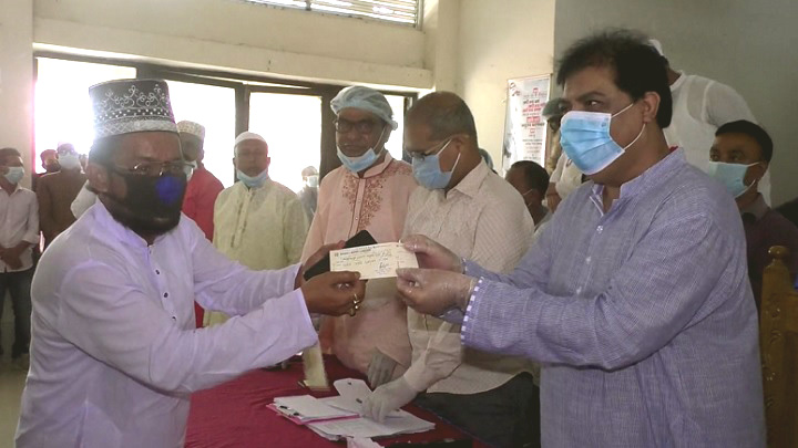 শ্রীপুরে ইমাম ও মুয়াজ্জিনদের মাঝে প্রধানমন্ত্রীর চেক বিতরণ