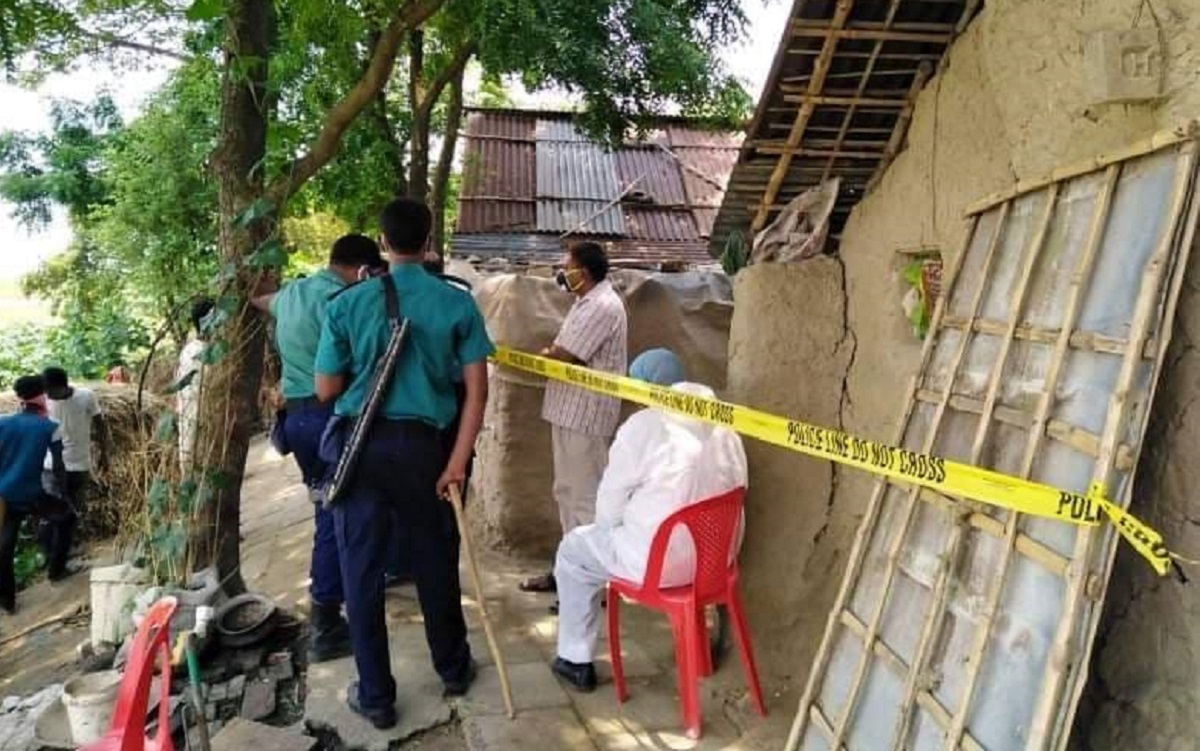 পাঁচ টাকা না দেয়ায় মায়ের বুকে হাঁসুয়ার কোপ বসালো শিশু, হাসপাতালে মৃত্যু