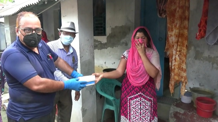 বাগেরহাটে বেদে ও যৌনপল্লিতে দুপুরের খাবার বিতরণ