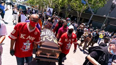 মৃত্যুর ১৫ দিন পর সমাহিত করা হলো ফ্লয়েডকে