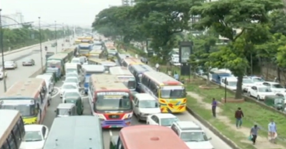 বকেয়া বেতনের দাবিতে সড়ক অবরোধ