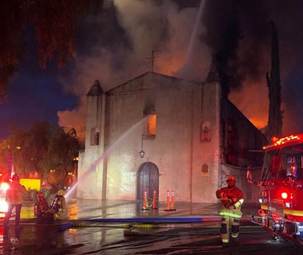 ক্যালিফোর্নিয়ায় ২৫০ বছরের পুরনো চার্চ পুড়ে ছাই