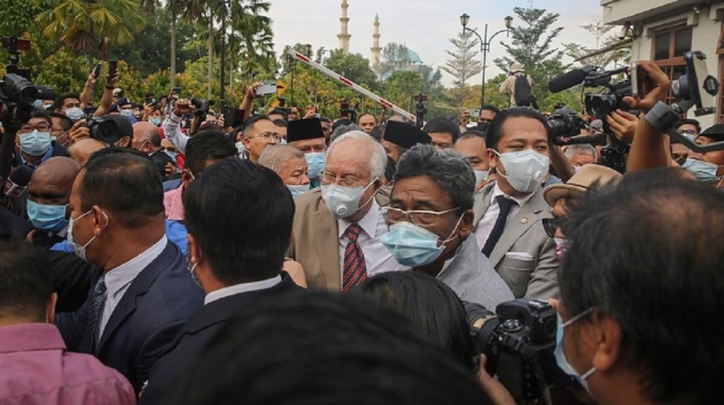 মালয়েশিয়ার সাবেক প্রধানমন্ত্রী নাজিব রাজাক দোষী সাব্যস্ত