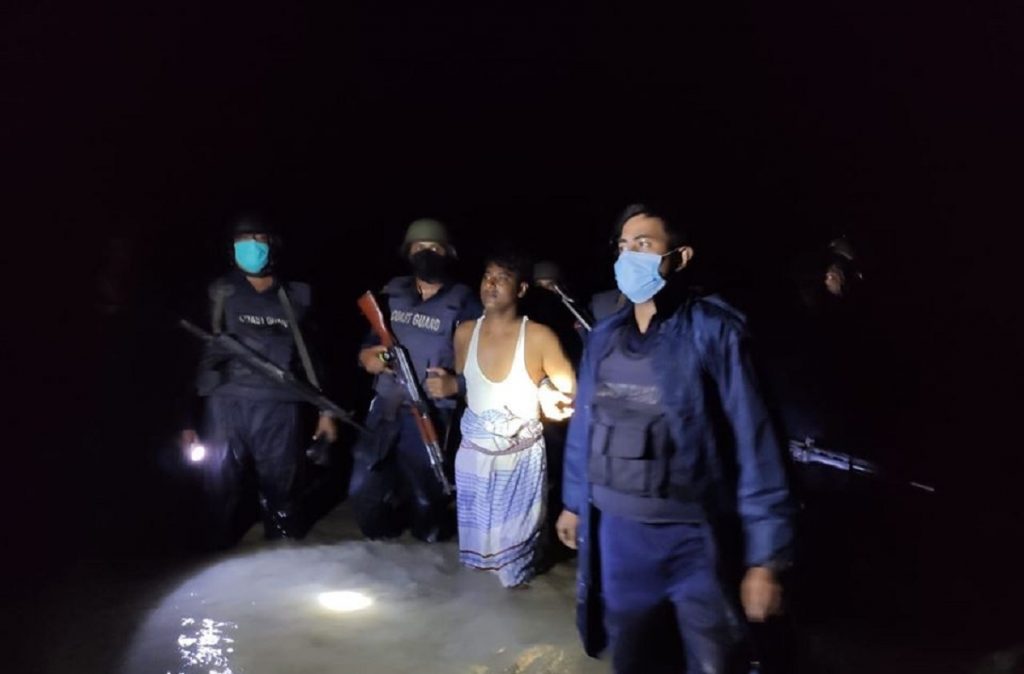 হাতিয়ায় অস্ত্রসহ জলদস্যু আটক