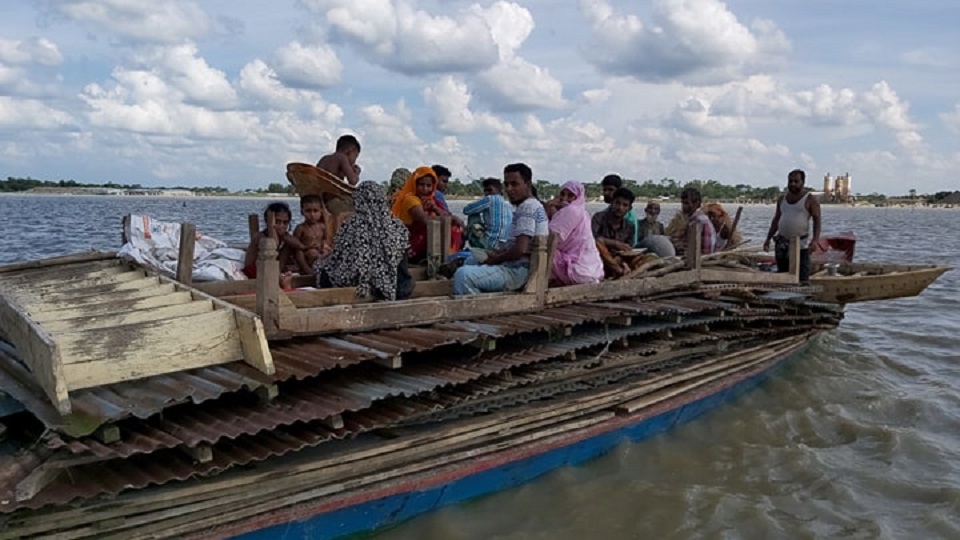 পদ্মায় ভাঙনে এলাকা ছাড়ছে মানুষ