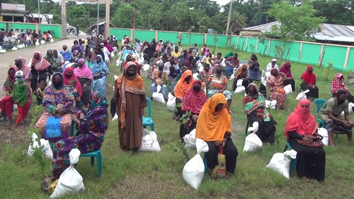 বাগেরহাটে ১৩ হাজার ৬’শ পরিবারের মাঝে খাদ্যসামগ্রী বিতরণ