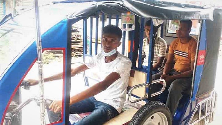 করোনায় পড়াশোনা ছেড়ে মাদরাসা ছাত্র এখন অটোচালক