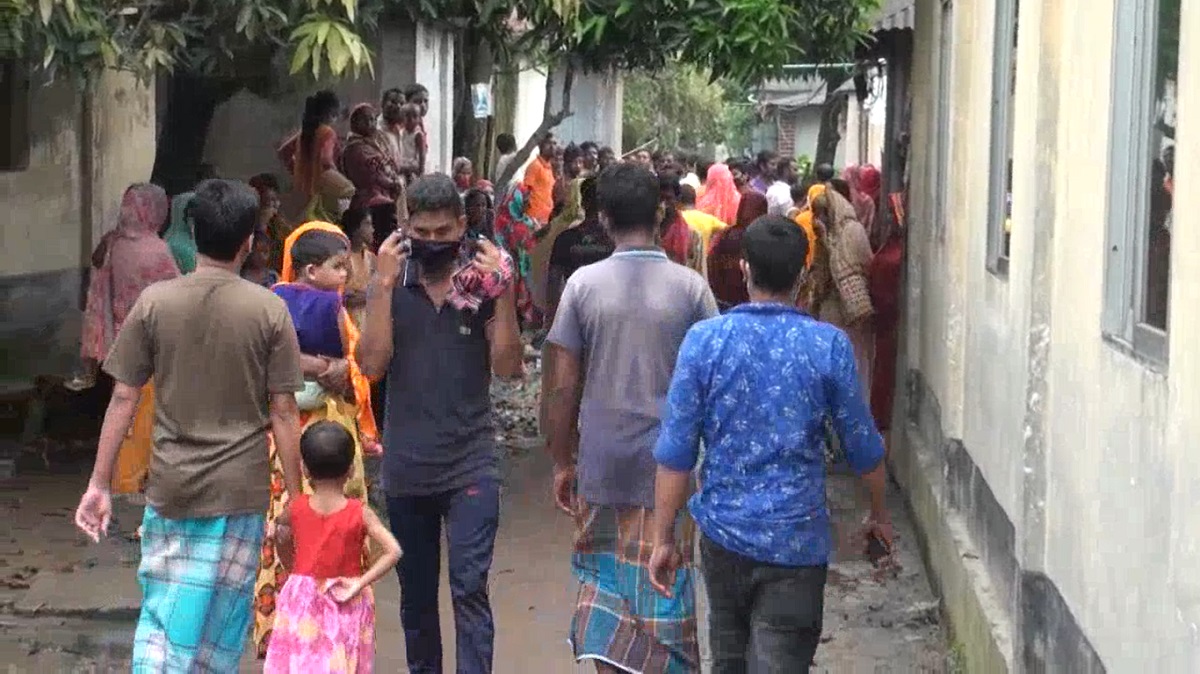 ঘুমন্ত স্ত্রীর গলাকেটে হত্যা, স্বামী পলাতক