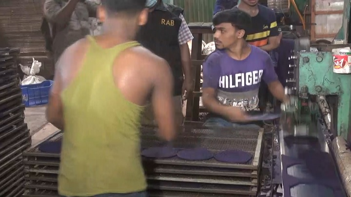 তিতাস গ্যাসের অবৈধ সংযোগে কারখানায় মানহীন মশার কয়েল তৈরি