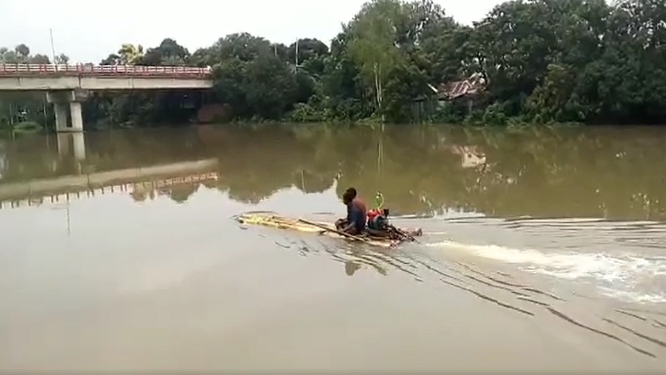 নদীতে চলছে ইঞ্জিন চালিত কলা গাছের ভেলা!