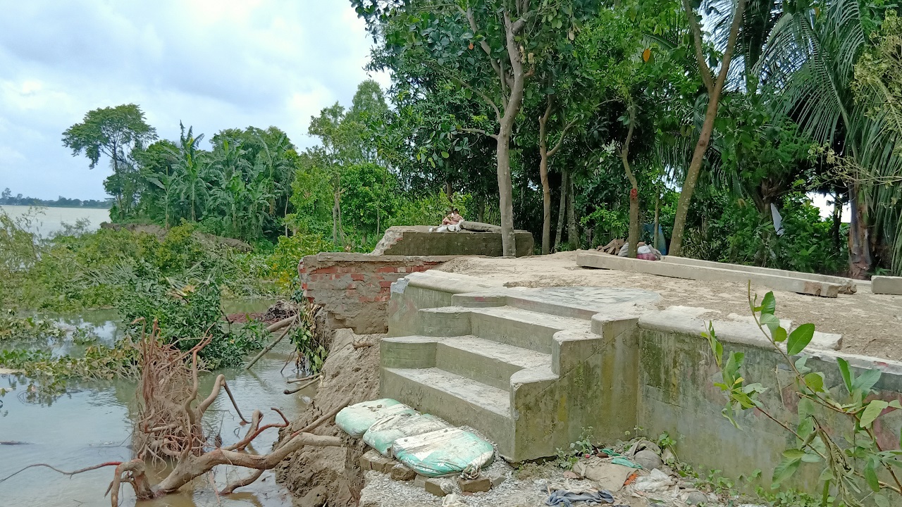 অবাধে বালু উত্তোলন, মেঘনার ভাঙ্গনে বিলীন শতশত ঘরবাড়ি