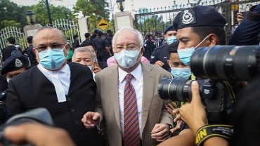 মালয়েশিয়ার সাবেক প্রধানমন্ত্রী নাজিবের ১২ বছরের কারাদণ্ড