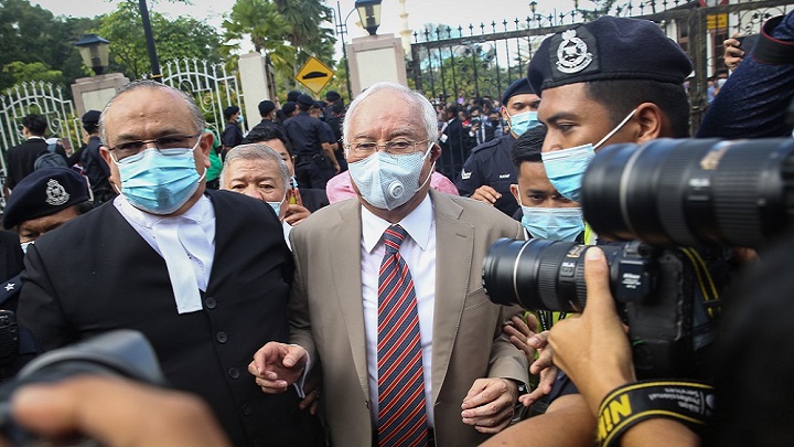 মালয়েশিয়ার সাবেক প্রধানমন্ত্রী নাজিবের ১২ বছরের কারাদণ্ড