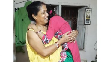 স্বামীর উপর অভিমান করে শাশুড়ির কোলে বউমা! (ভিডিও ভাইরাল)