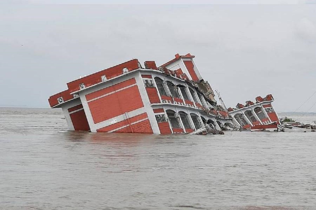 বানের জলে ভেসে গেল চরের ‘বাতিঘর’