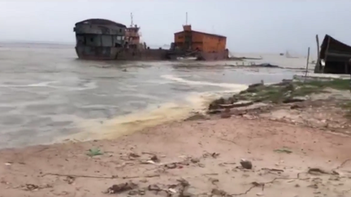 তীব্র স্রোতে শিমুলিয়া ঘাটের তিন নম্বর ফেরিঘাট বিলীন