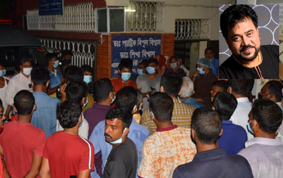 প্রিয় শিল্পীকে একনজর দেখতে ভক্তদের ভীড়