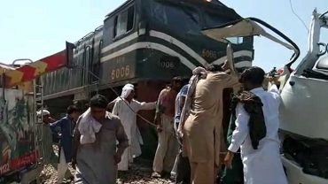 পাকিস্তানে বাস-ট্রেন সংঘর্ষে নিহত ২০
