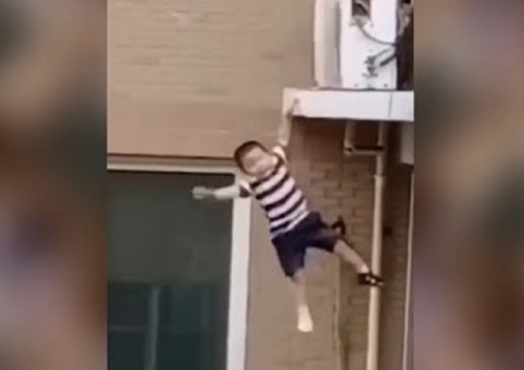 পাঁচতলার কার্নিশ থেকে পড়েও যেভাবে রক্ষা পেল শিশুটি