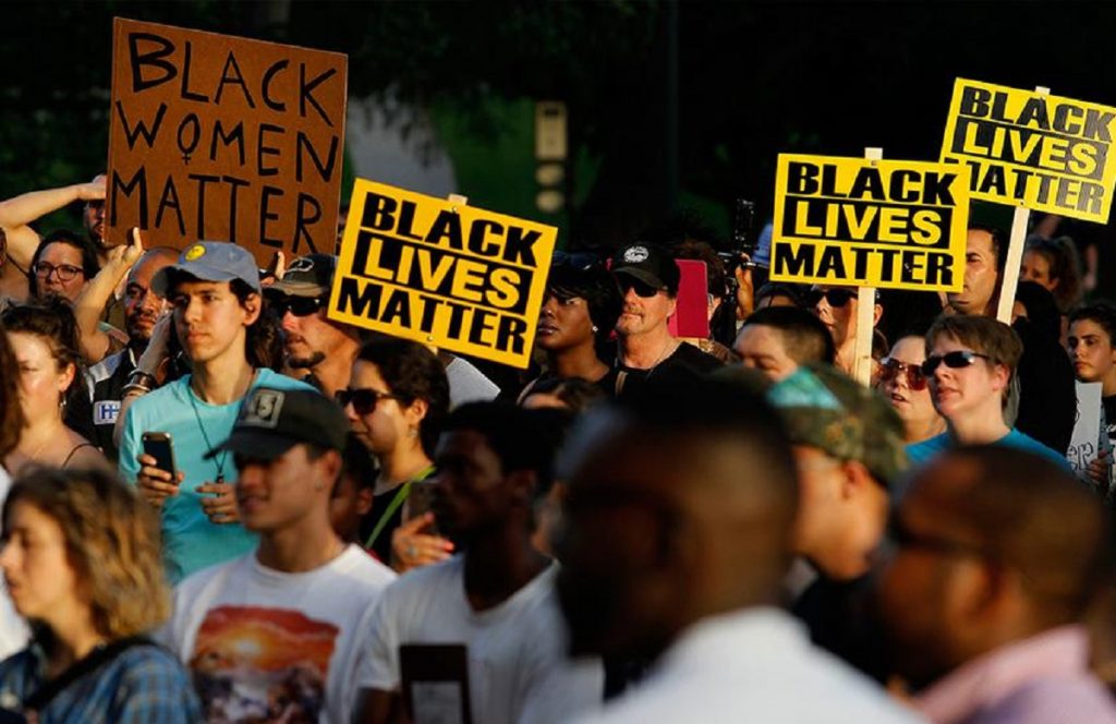 যুক্তরাষ্ট্রে বর্ণবাদ বিরোধী আন্দোলনে বন্দুকধারীর হামলায় একজন নিহত