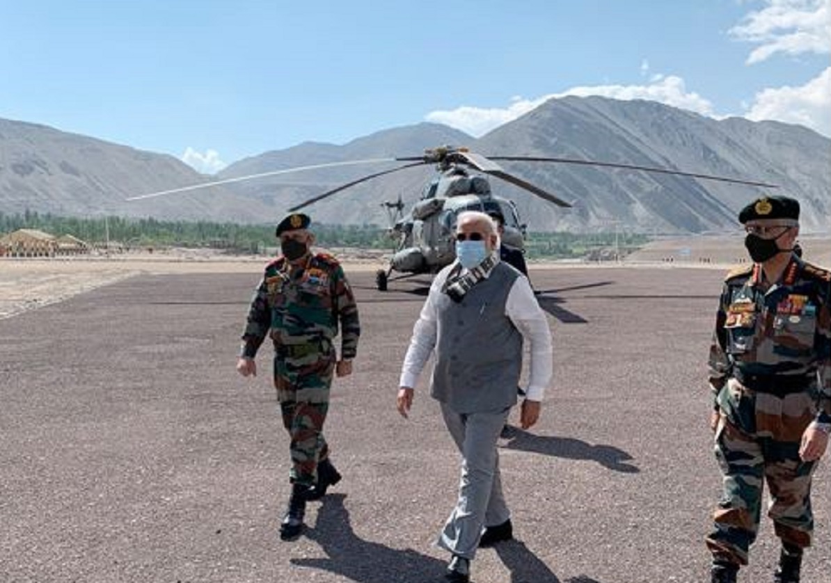 সেনাপ্রধানসহ লাদাখে গেলেন নরেন্দ্র মোদি