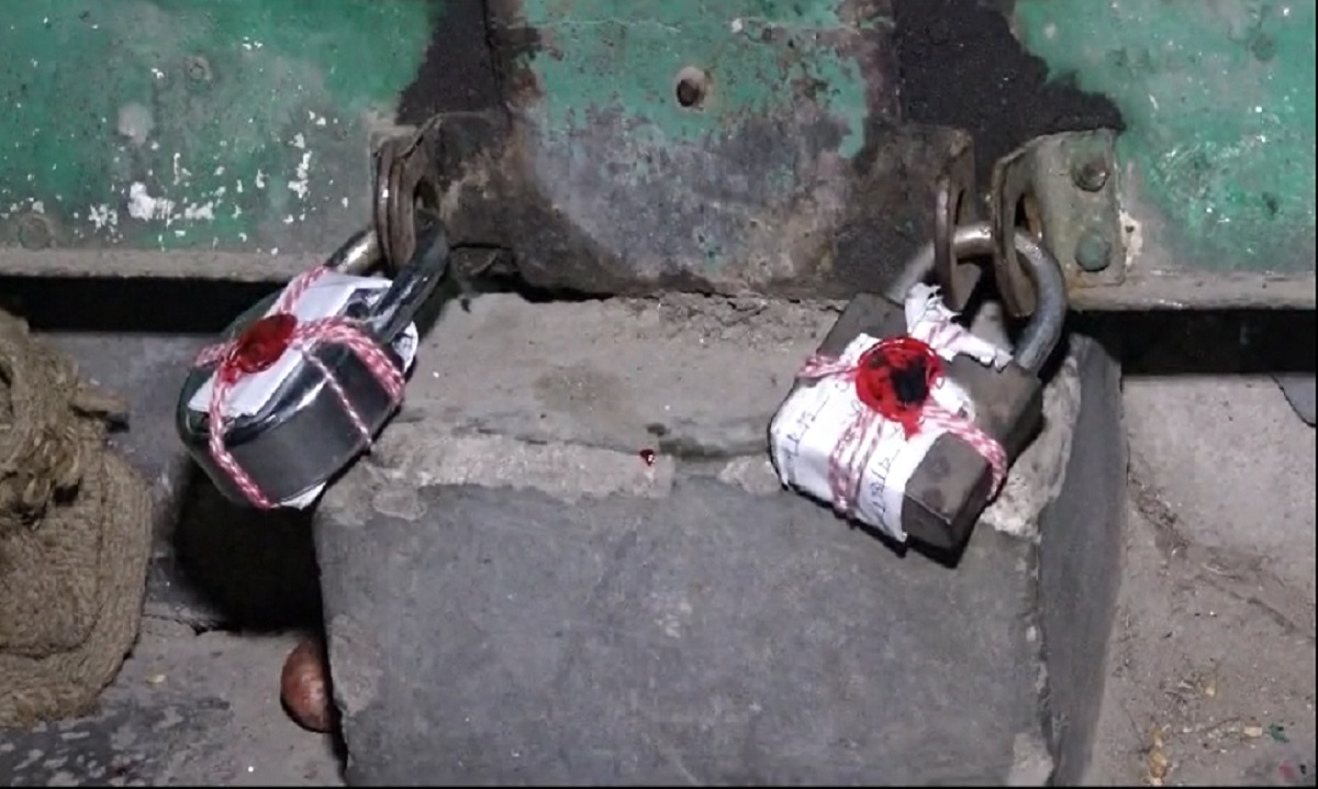 লক্ষ্মীপুরে সরকারি চাল মজুদ সন্দেহে দোকান সিলগালা, মালিক পলাতক লক্ষ্মীপুরে সরকারি চাল মজুদ সন্দেহে দোকান সিলগালা, মালিক পলাতক