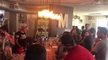 যুক্তরাষ্ট্রে মাস্ক বিরোধীদের গ্রিল পার্টির আয়োজন