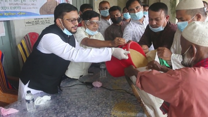 ভোলায় হতদরিদ্রের মাঝে চাল বিতরণ করলেন এমপি শাওন