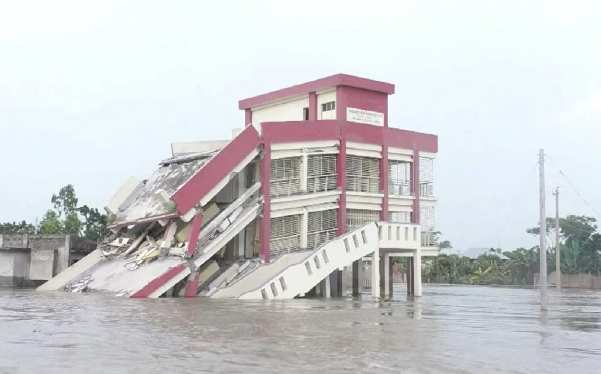 শিবচরে আরও একটি স্কুল নদীতে বিলীন