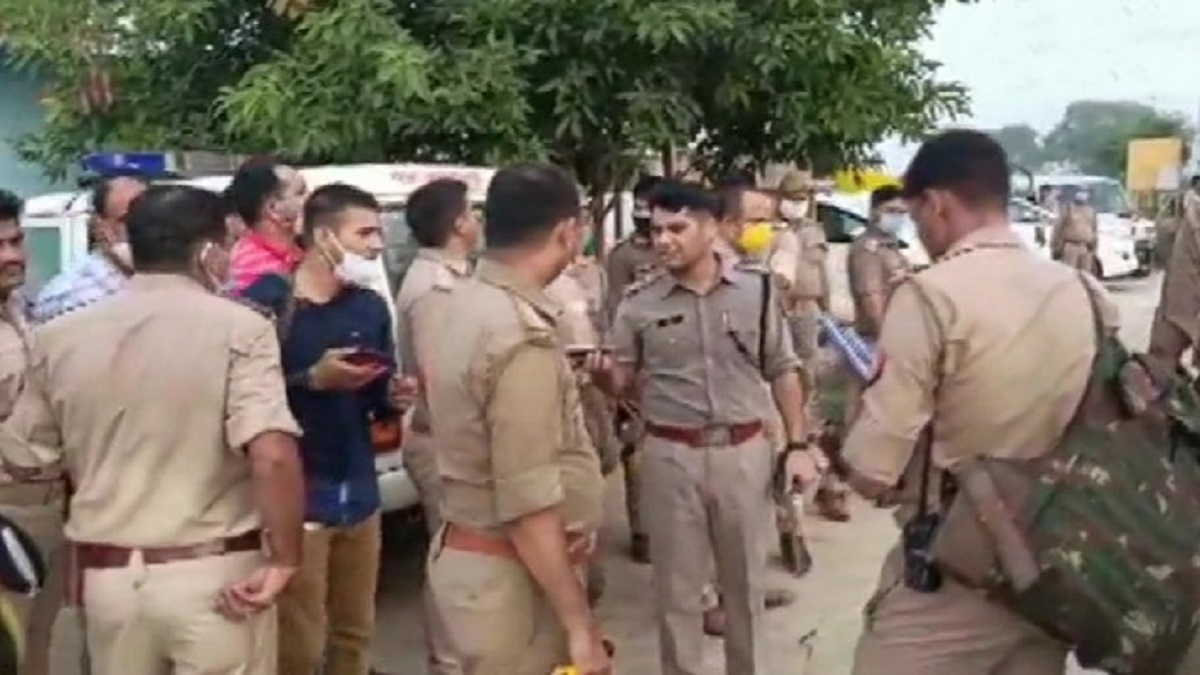 ভারতে আসামি ধরতে গিয়ে গোলাগুলিতে ৮ পুলিশ নিহত