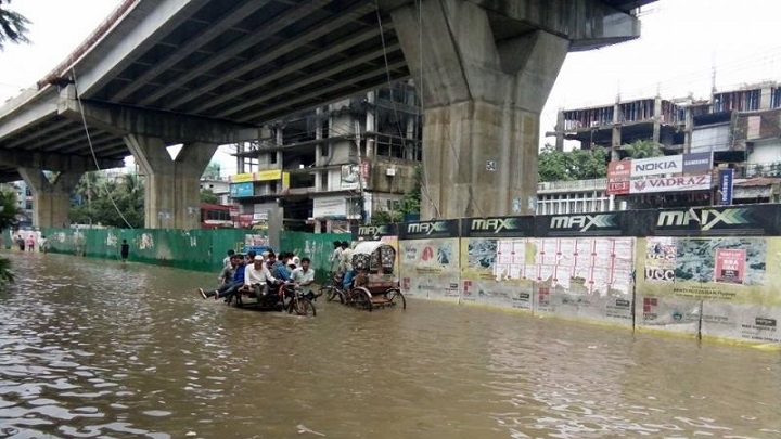 ভারি বৃষ্টিতে রাজধানীতে জলাবদ্ধতা