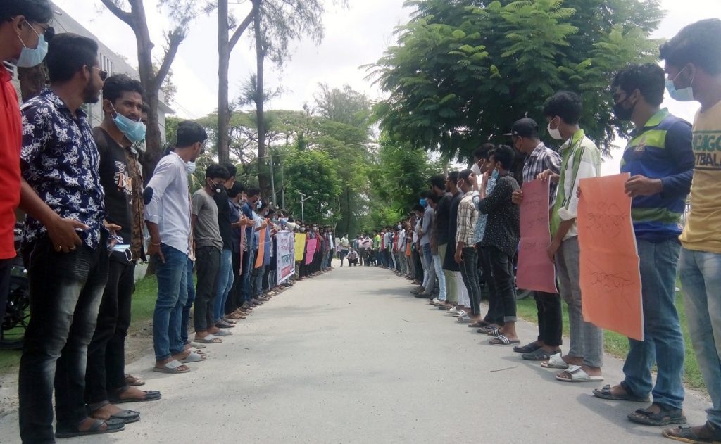 পটুয়াখালীতে কিশোর গ্যাংয়ের উৎপাত থেকে মুক্তির দাবিতে মানববন্ধন