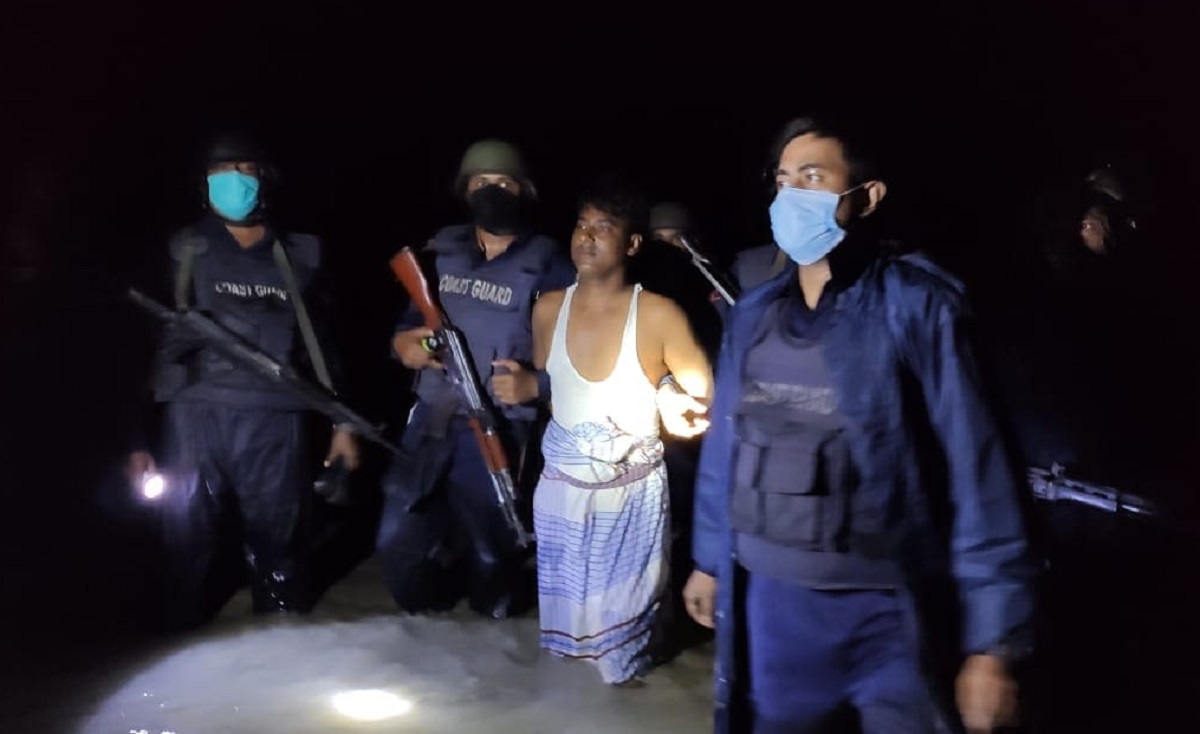 হাতিয়ায় অস্ত্রসহ জলদস্যু প্রধান আটক