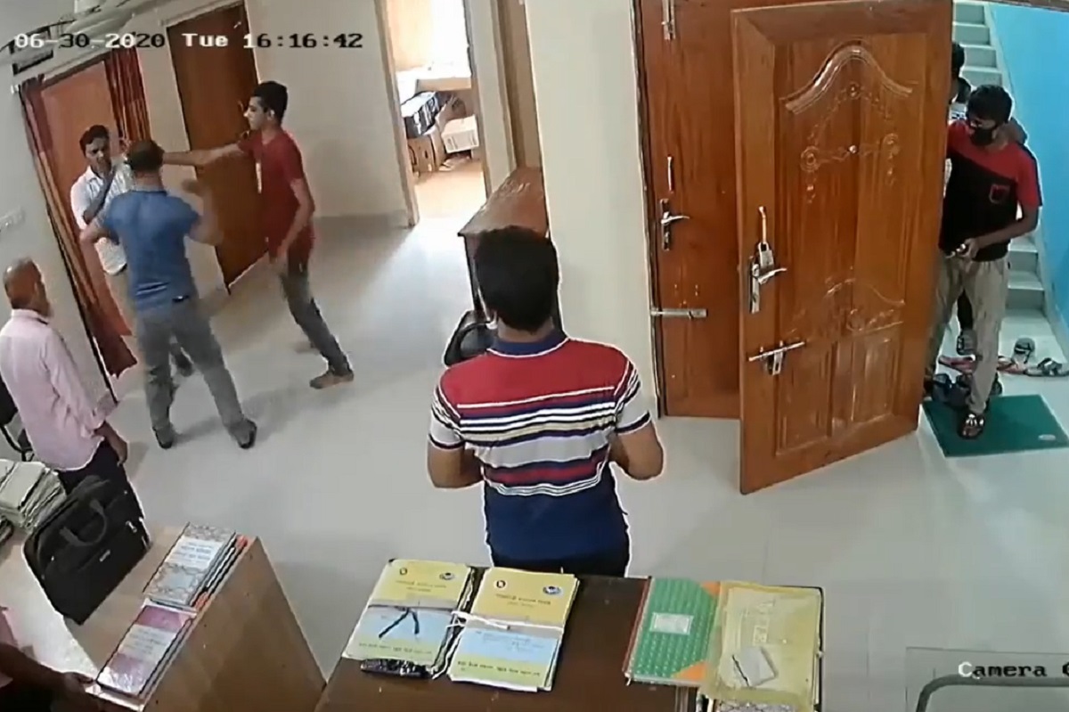 পরিবেশ অধিদফতরের কর্মকর্তাকে মারধর, সাময়িক বরখাস্ত সেই পুলিশ কর্মকর্তা