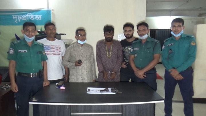 ভয় দেখাতে শ্বশুরবাড়ি গিয়ে ফাঁকা গুলি, পিস্তলসহ যুবক আটক