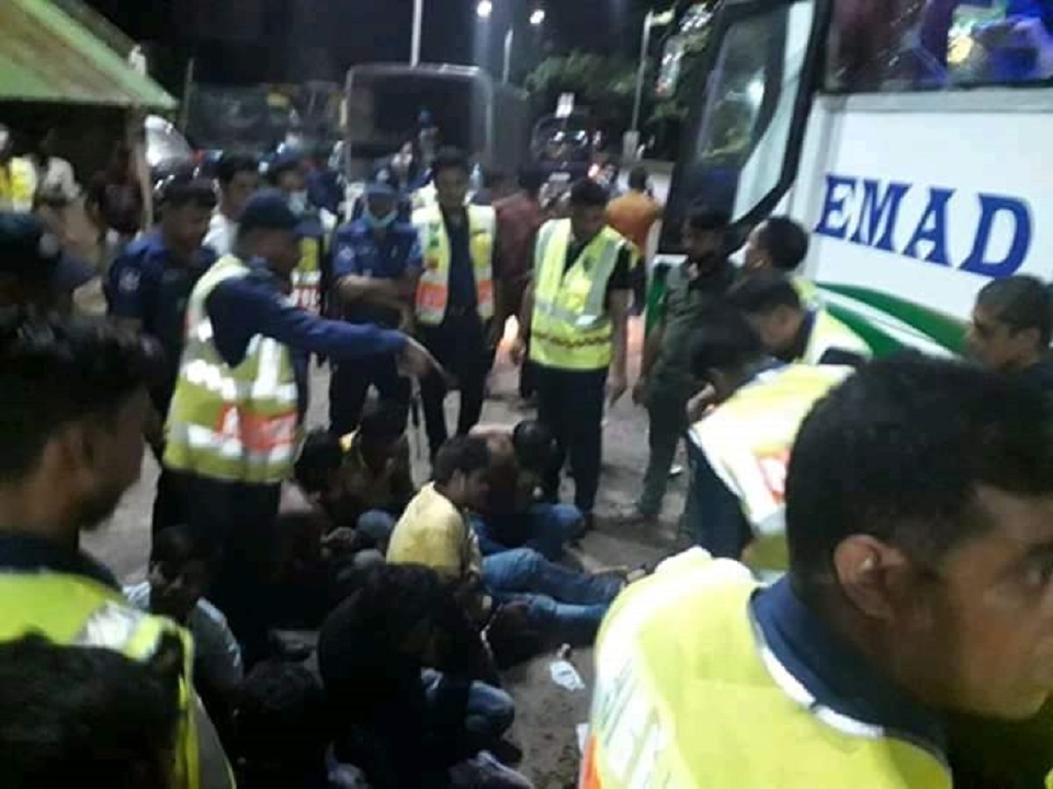 গোপালগঞ্জে নৈশকোচ থেকে অস্ত্রসহ ৭ জন আটক