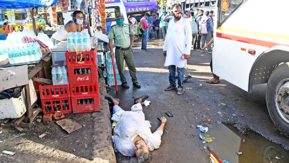 রাস্তায় পড়ে মৃত্যু, তাকিয়ে দেখল শহর