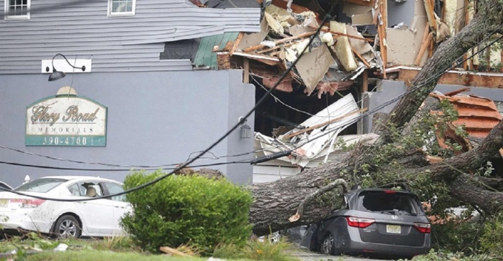 যুক্তরাষ্ট্রে ইসাইয়াসের তাণ্ডবে ৮ জনের মৃত্যু