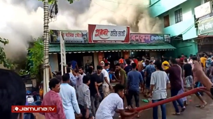 বান্দরবানের পূরবী মার্কেটে আগুন