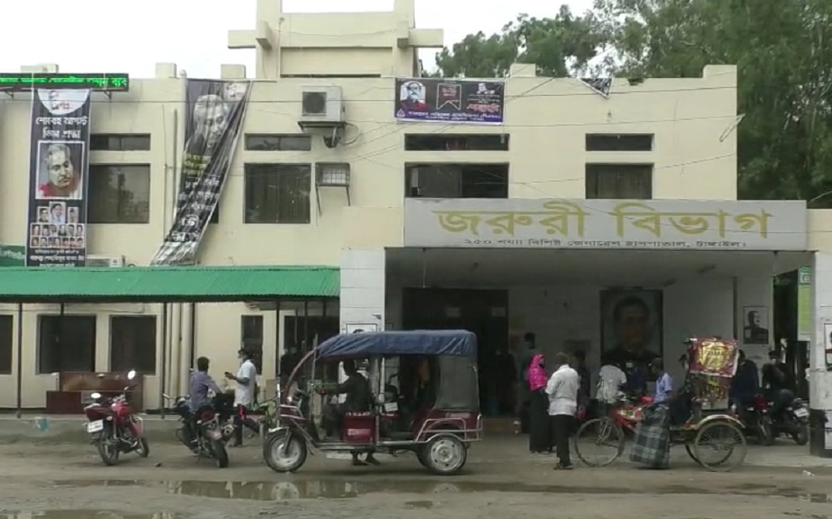 টাঙ্গাইলে বাসচাপায় মা-বাবাসহ শিক্ষক দম্পতি নিহত