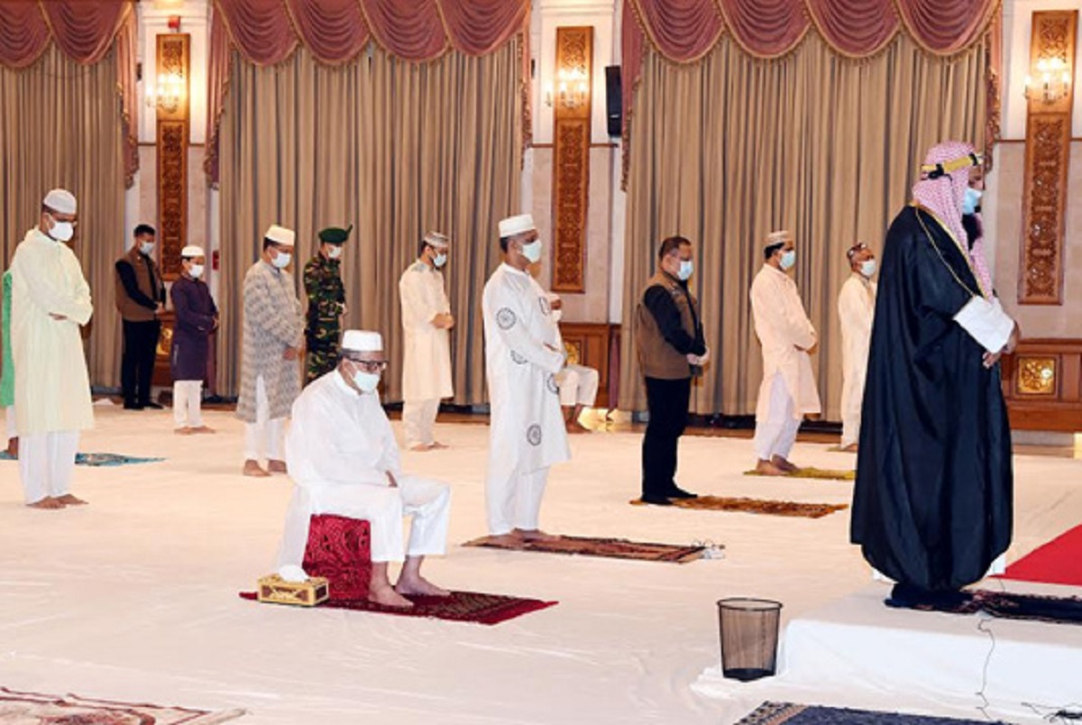 বঙ্গভবনের দরবার হলে রাষ্ট্রপতির ঈদের নামাজ আদায়