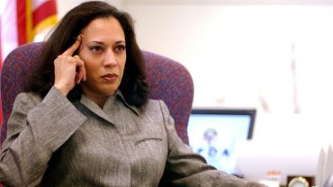 প্রথম ভারতীয় হিসেবে যুক্তরাষ্ট্রের ভাইস প্রেসিডেন্ট পদে লড়বেন কমলা