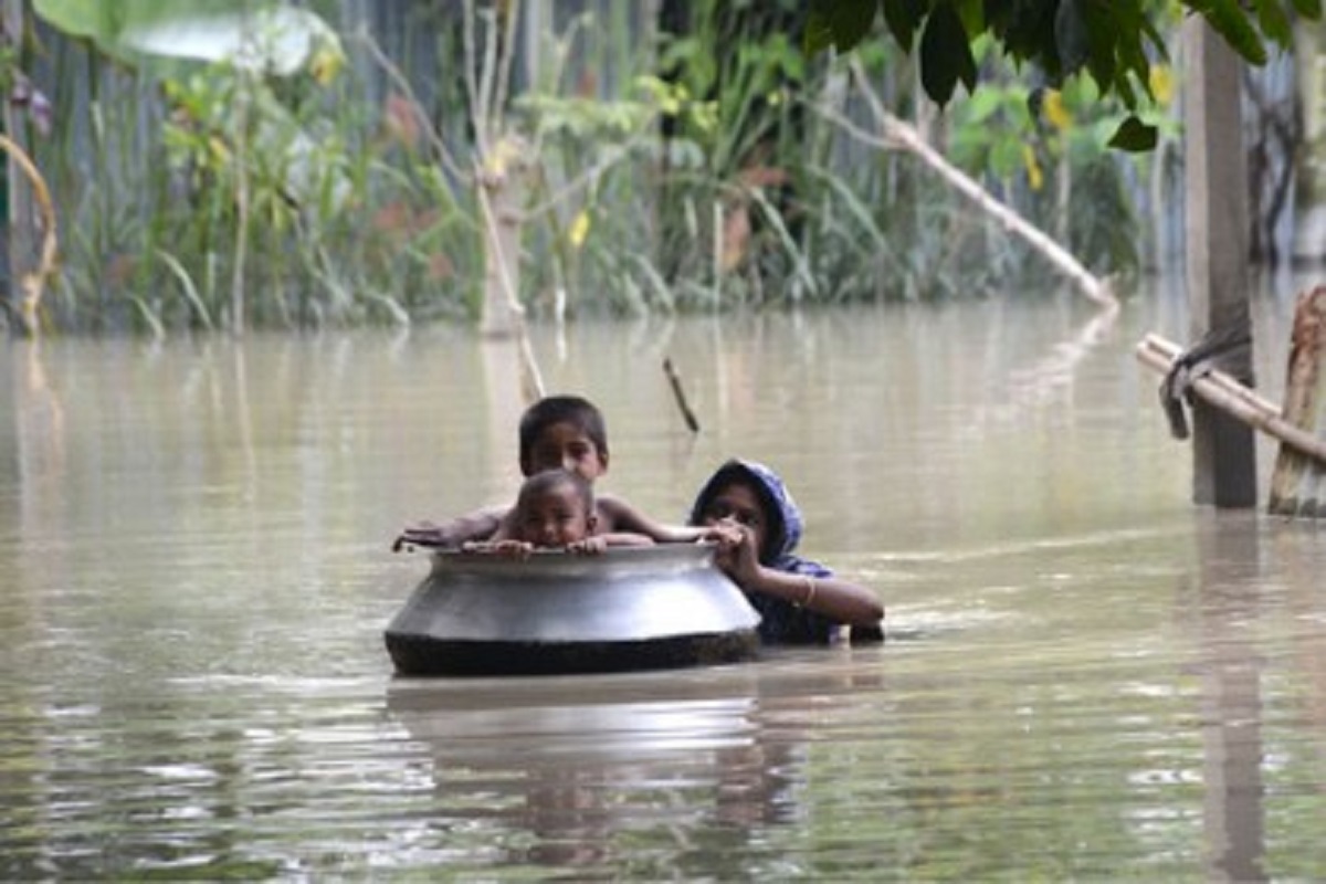 বন্যায় পানিবন্দি মানুষের দুর্ভোগ চরমে পৌঁছেছে বন্যায় পানিবন্দি মানুষের দুর্ভোগ চরমে পৌঁছেছে