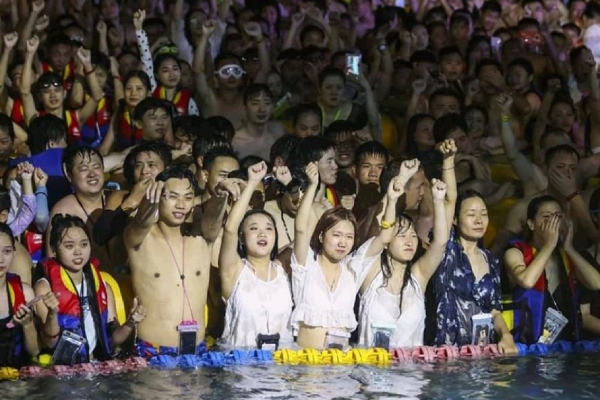 করোনা জয় করে উহানে চলছে পার্টি! (ভিডিও)