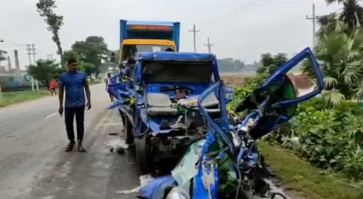 পিকআপকে কাভার্ডভ্যানের ধাক্কা, দুইজন নিহত