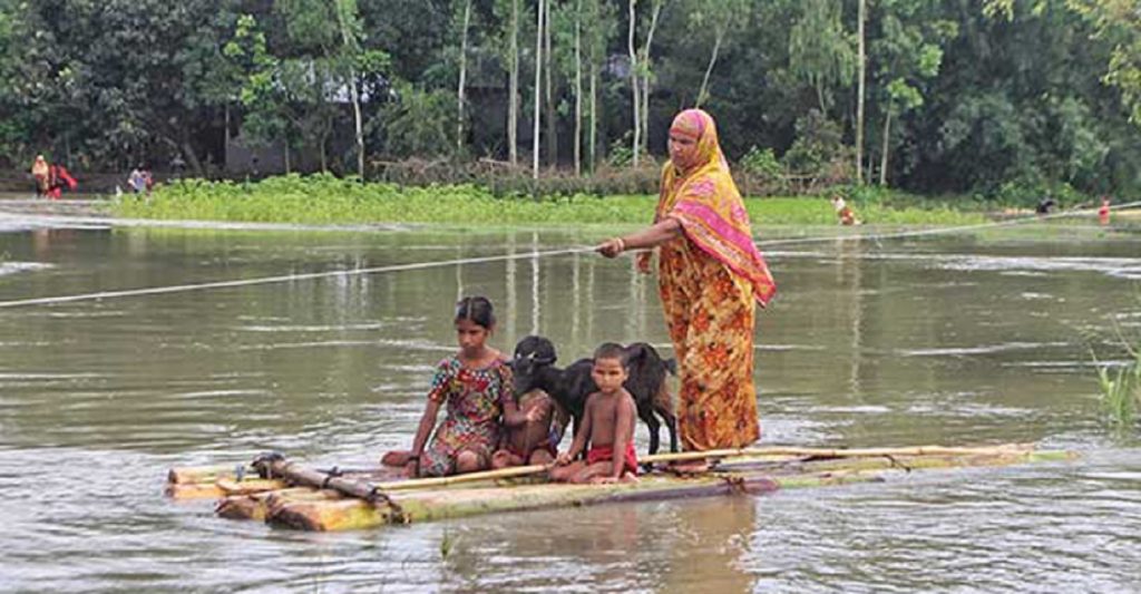 মধ্যাঞ্চলে বন্যায় কমছে না বানভাসিদের দুর্ভোগ