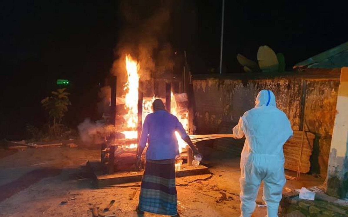 ছেলের লাশ সৎকার করে বৃদ্ধা মায়ের সহায় হলো পুলিশ ছেলের লাশ সৎকার করে বৃদ্ধা মায়ের সহায় হলো পুলিশ