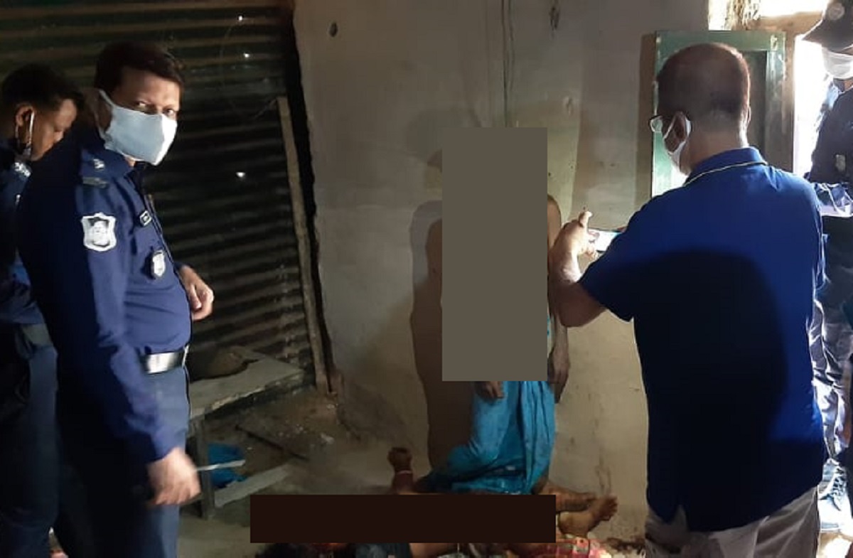 মেঝেতে স্ত্রীর গলাকাটা লাশ, পাশে ঝুলন্ত স্বামী